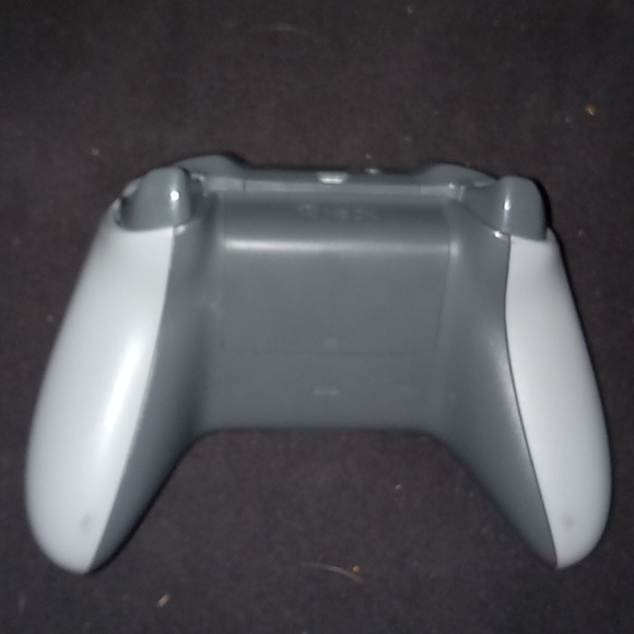 Xbox One controller. - Picture 2 of 2